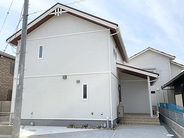 白を基調としたシンプルで清潔感のあるデザインが特徴。ブラウンの破風(はふ)がアクセント。周囲の街並みにも調和しやすく、飽きのこない外観です。