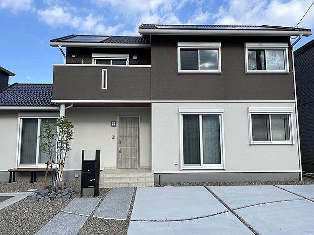 スタイリッシュなツートンカラーの外壁が、洗練された印象を与える外観。屋根には環境に優しく家計を助けるソーラーパネルを搭載し、機能美と性能を両立しています。