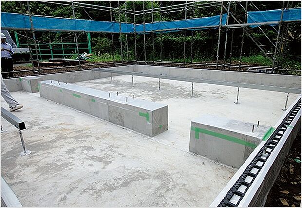 ベタ基礎（2×6）
液状化に強い、建物を面で支えるベタ基礎。