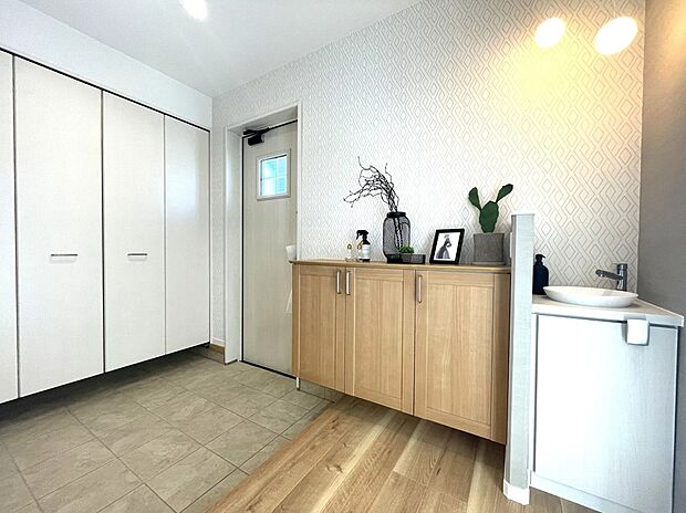 大きな荷物の収納に便利な土間収納と手洗いを備え、帰宅後の動線をスムーズにした快適な住まいです。