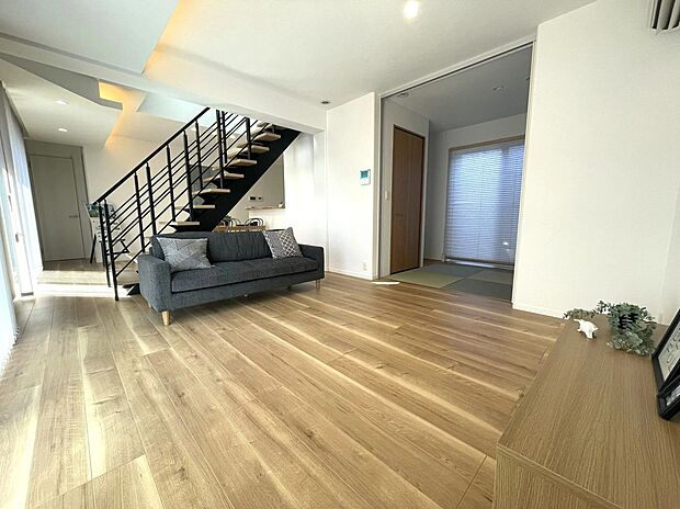 約20畳の広々としたLDKに、デザイン性の高いオープン階段を採用。開放感と上質感を兼ね備えた魅力的な空間です。