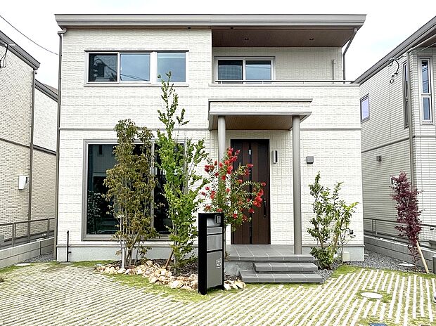 大型商業施設から地域のショップまで、徒歩圏内で暮らしが整う街♪
◆シンプルで洗練された外観デザイン◆
街並みに調和しながらも存在感のあるスタイリッシュな住まい◎