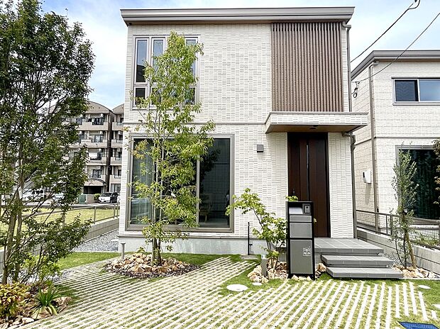 大型商業施設から地域のショップまで、徒歩圏内で暮らしが整う街♪
◆シンプルで洗練された外観デザイン◆
街並みに調和しながらも存在感のあるスタイリッシュな住まい◎