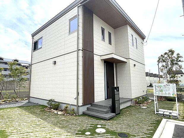 大型商業施設から地域のショップまで、徒歩圏内で暮らしが整う街♪
◆シンプルで洗練された外観デザイン◆
街並みに調和しながらも存在感のあるスタイリッシュな住まい◎