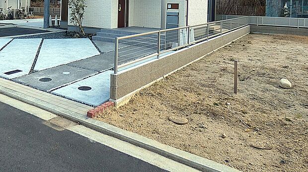 【ＵＨＰ片山10号地～11号地敷地境界】まちなみガイドラインにより、境界ブロック・フェンスは道路境界より60cm控えた位置から設置。（2026年1月25日撮影）