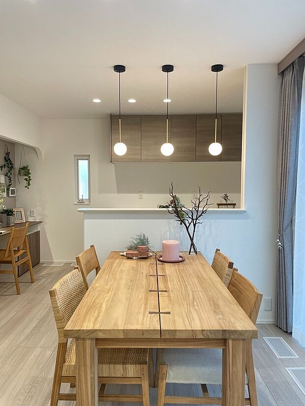 【SHP下吾川4号地内観写真：2024年6月3日撮影】木目が綺麗な落ち着いた色のダイニングテーブル。喫茶店や雑貨屋にいるような雰囲気で食事やコーヒーを楽しめます。