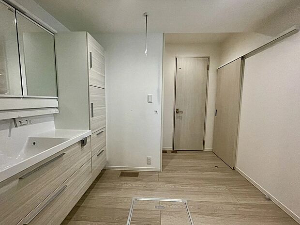 【洗面脱衣室】洗面と脱衣室を分けることで使い勝手をよくしました。