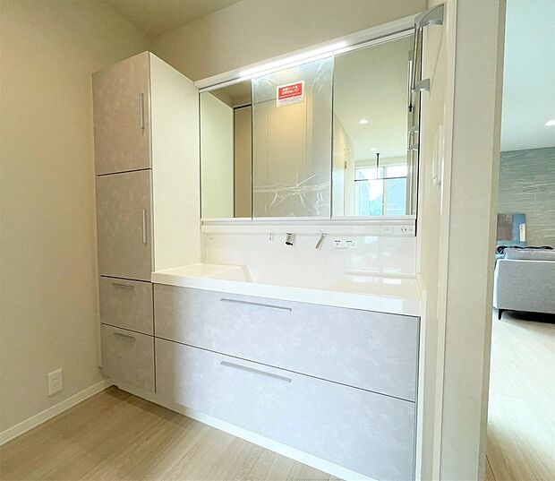 【洗面所】収納力豊富で使い勝手の良い、清潔感あふれる洗面化粧台です。