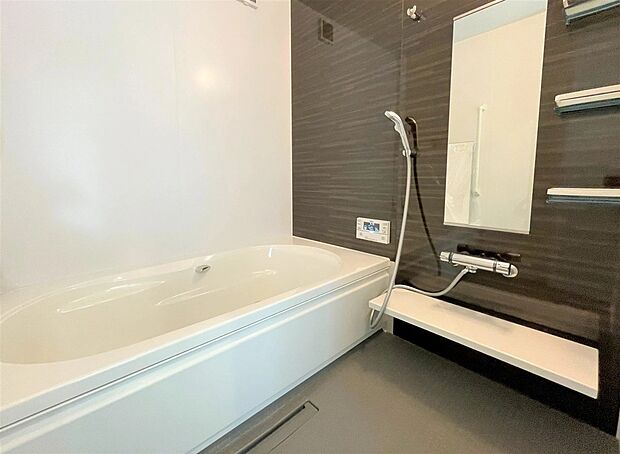 【バスルーム】落ち着いたアクセントパネルが上質な雰囲気を演出するバスルーム。
ゆったりとした浴槽で、一日の疲れを癒せるくつろぎの空間です。