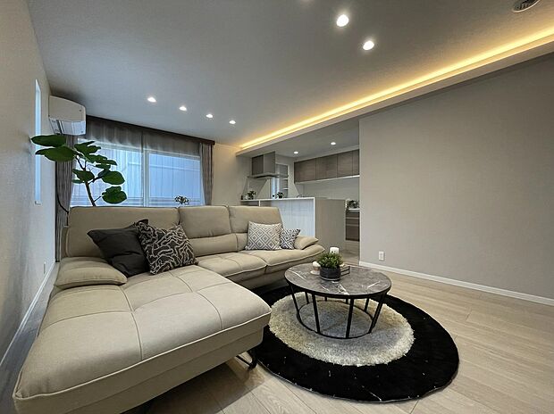 【LDK】やさしく広がる間接照明の光が、空間に落ち着きと上質感をもたらし、至福のくつろぎ時間を演出します。