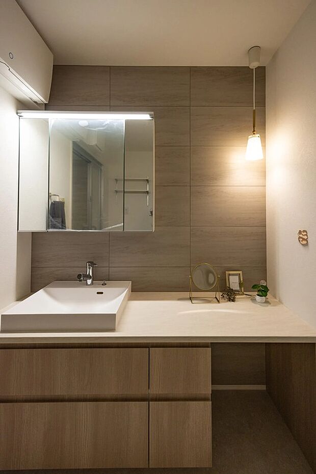 【三面鏡洗面スペース】朝の支度が心地よく整う、三面鏡の洗面空間♪
光と収納が調和する、機能美あふれる三面鏡！