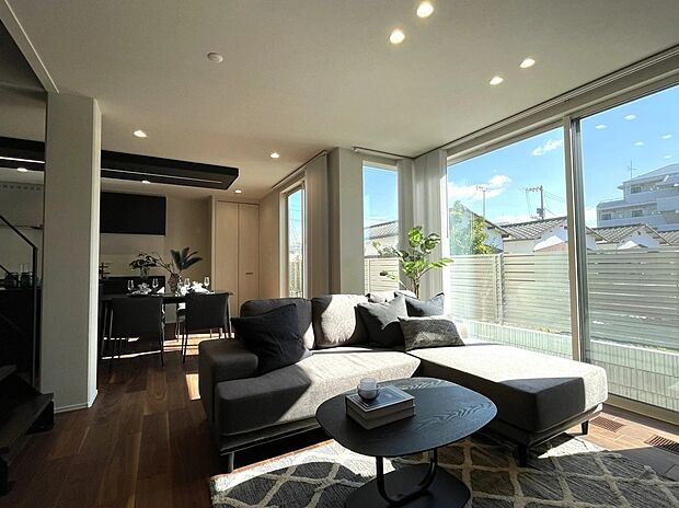 【リビング】大きな窓から光が差し込む明るいリビング。
開放感あふれる空間で、家族の時間をゆったり過ごせます。