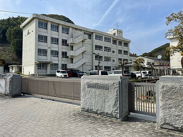 津田中学校（約750m）