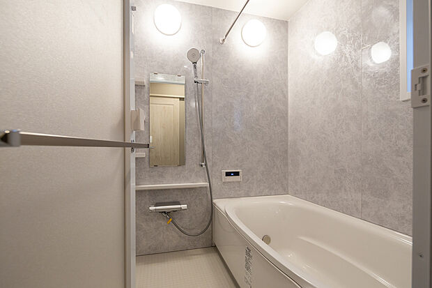 【浴室】浴室換気暖房乾燥機付きで、寒い日の入浴前の予備暖房に便利。使用後の浴室感想や、24時間換気機能など多機能に使用できます。

A号棟　室内（2024年4月）撮影