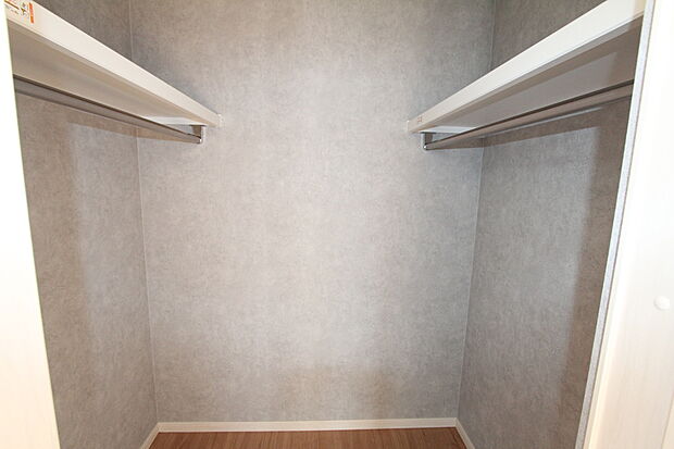 【WIC　2号棟】２号棟：奥様にはうれしいウォークインクローゼット。遊び心満載のアクセントクロス。