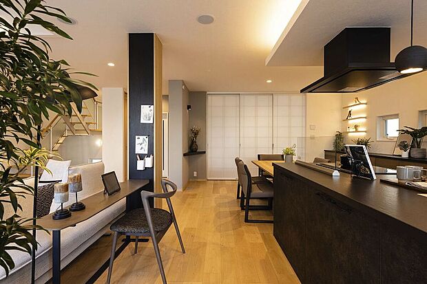 シックな色味で統一されたキッチン＆ダイニング。※お客様のご希望に合わせてインテリアコーディネーターがご提案します