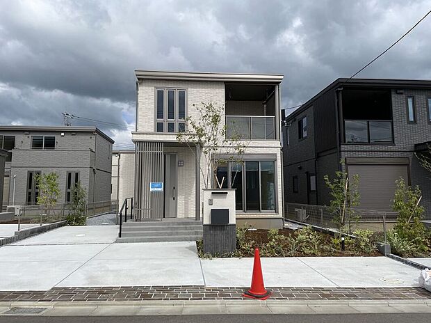 No.8／外観（2025年9月撮影）
鉄骨系ユニット工法2階建