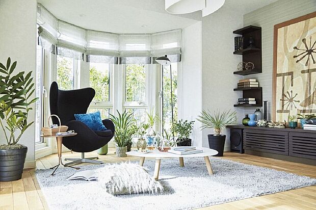 【参考インテリア】
ゆるやかに弧を描く窓が印象的なスペース。※お客様のご希望に合わせてインテリアコーディネーターがご提案します