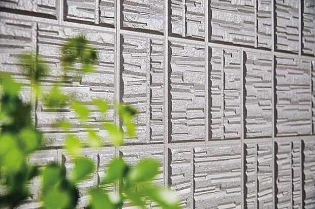 【ジオマイト外壁】石素材をモチーフとした重厚感のある外壁。※写真のカラーは実際の建物と異なります。