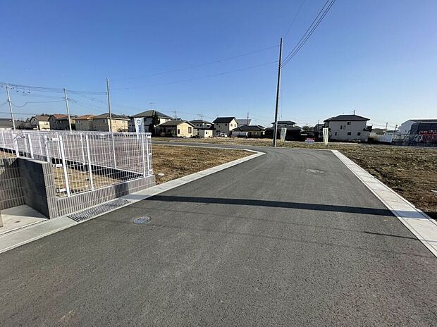 【分譲地内道路】新しい道路で運転も安心です（25年3月撮影）