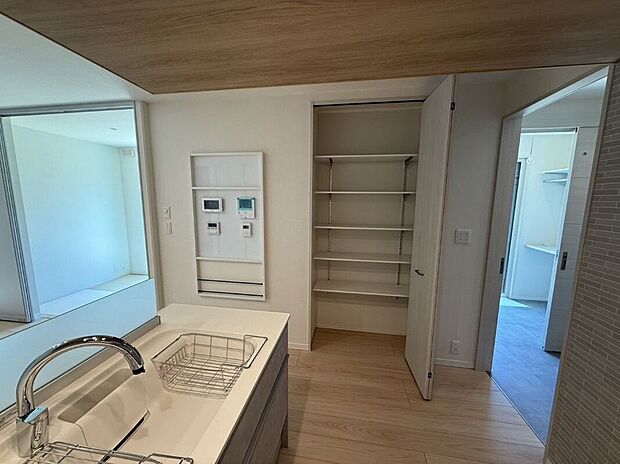 【No.2/キッチン】日用品などのストックもスッキリと収納できます(25年7月撮影)