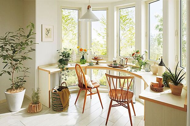 【【参考インテリア】ボウウインドウ】ゆるやかに弧を描く窓が印象的なスペース。
　※お客様のご希望に合わせてインテリアコーディネーターがご提案します