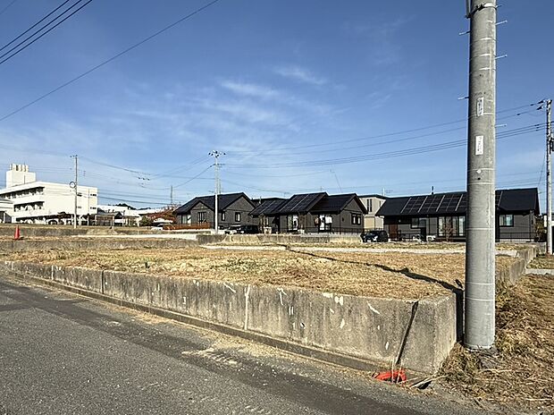 【No.13／現地土地写真】同じ時期に生活をスタートさせるご家族の多い分譲地は、困ったときも心強いですね（25年11月撮影）