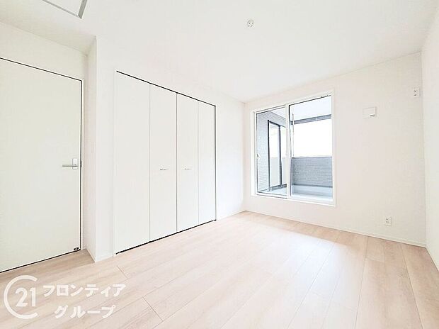 ゆったりとした広さの寝室は、落ち着いた内装が魅力。窓からはやわらかな光が差し込み、心地よい朝を迎えられます。プライベートな時間をしっかり確保できる癒しの空間が整っており、安らぎのひとときを提供します。