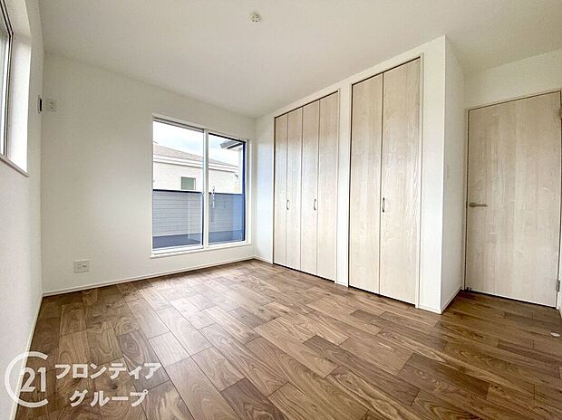 落ち着いた色合いとシンプルな内装が魅力の寝室。ゆとりある空間で家具の配置もしやすく、快適な眠りとリラックスタイムを演出します。採光や通風も良好で、一日の疲れを癒す理想のプライベート空間です。