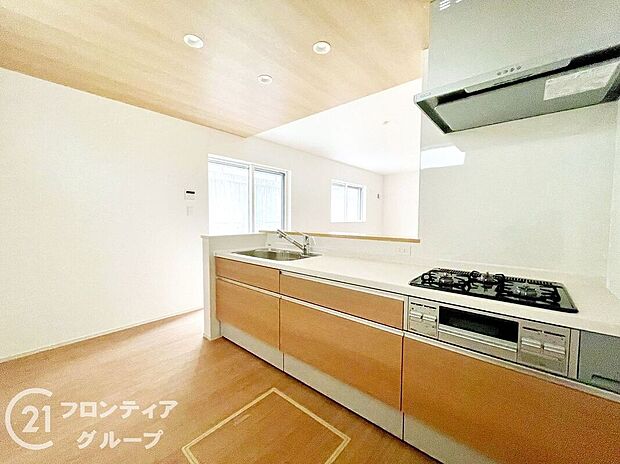 人工大理石カウンタートップ・ガラストップコンロを採用しており、お掃除ラクラク！奥様に嬉しい機能がたくさんついており、毎日のお料理も楽しくなりそうですね！