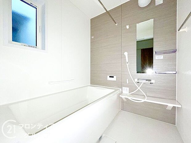 浴室には隠れた節水機能が充実！シャワーにはたくさんの空気を含んだ大粒の水は節水効果大！浴槽内にはステップがあり、出入り時の負担も軽減するスリムな形を採用