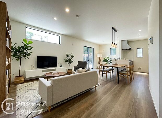 【家具入りイメージ画像】リビングのフローリング材には、木目や色調など木材特有の風合いがあり、ナチュラルな美しさで、日々の生活に温もりを与えてくれます。