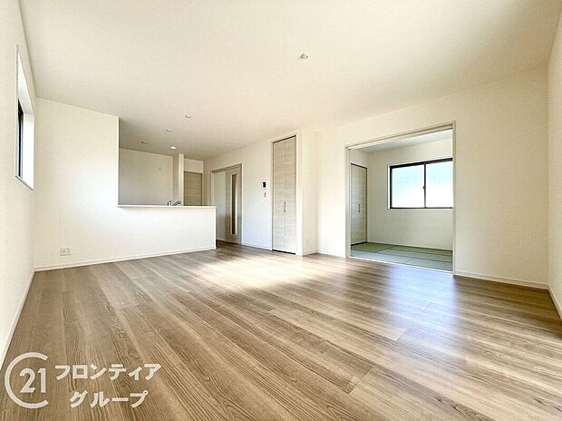 LDKには大きな窓からたくさんの光が入り、明るく、開放的な空間を演出してくれます。お友達が遊びに来た時も自慢のリビングになりますね！