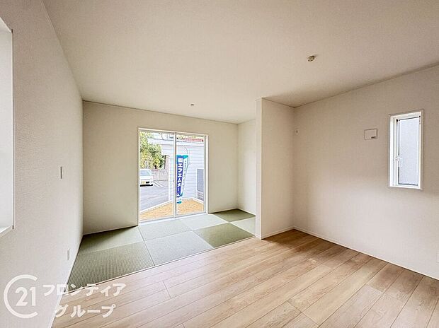 LDKには大きな窓からたくさんの光が入り、明るく、開放的な空間を演出してくれます。お友達が遊びに来た時も自慢のリビングになりますね!