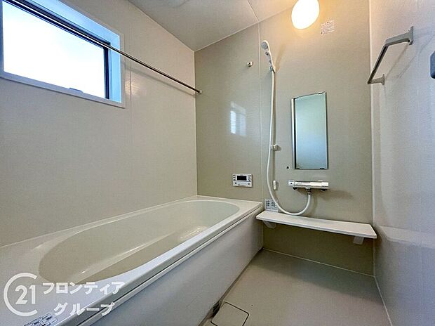 浴槽は環境にやさしい節水タイプを採用。浴槽内ステップで半身浴や親子入浴も楽しめるので、毎日のバスタイムをエコで素敵に演出してくれる小窓付きの浴室です