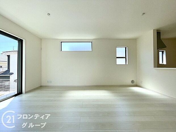 LDKには大きな窓からたくさんの光が入り、明るく、開放的な空間を演出してくれます。お友達が遊びに来た時も自慢のリビングになりますね！