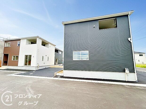 落ち着いた色合いとモダンなデザインが調和した戸建外観。道路からの見通しも良好で、しっかりとした門構えが安心感を与えます。周囲との距離も程よく確保されており、静かな環境と調和した佇まいが魅力です。