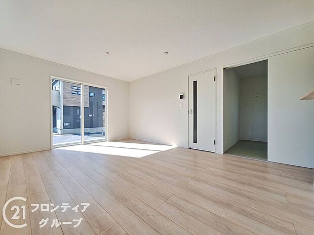 広々としたリビングは、家族全員が集まりやすい空間設計。自然光がたっぷり入り、明るく開放感あふれる雰囲気が魅力です。ゆったりとした空間で、快適に過ごせる居心地の良い場所となっています。