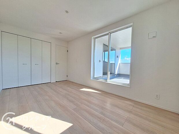 ゆったりとした広さの寝室は、落ち着いた内装が魅力。窓からはやわらかな光が差し込み、心地よい朝を迎えられます。プライベートな時間をしっかり確保できる癒しの空間が整っており、安らぎのひとときを提供します。