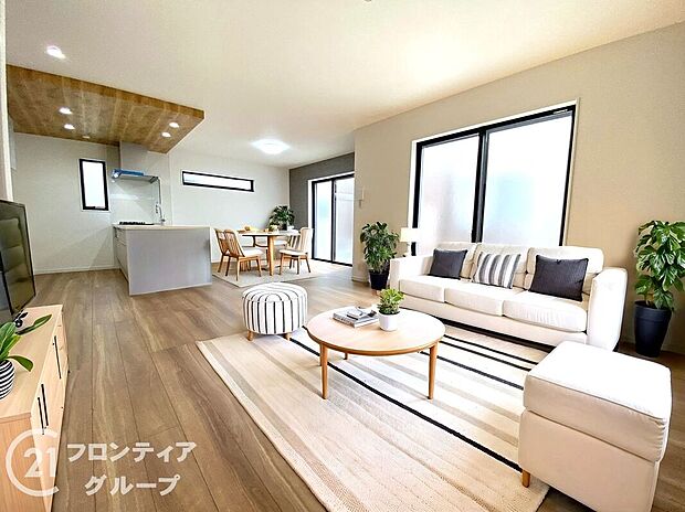 【施工例／リビング（リビング階段）】家族が自然と顔を合わせる機会が増えるリビング階段。玄関ホールや廊下を省略できるため、家の中のスペースの有効活用にもなります。