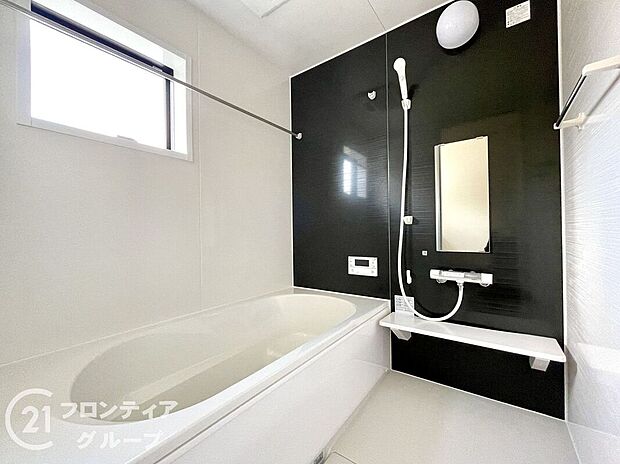 浴槽は環境にやさしい節水タイプを採用。浴槽内ステップで半身浴や親子入浴も楽しめるので、毎日のバスタイムをエコで素敵に演出してくれる小窓付きの浴室です