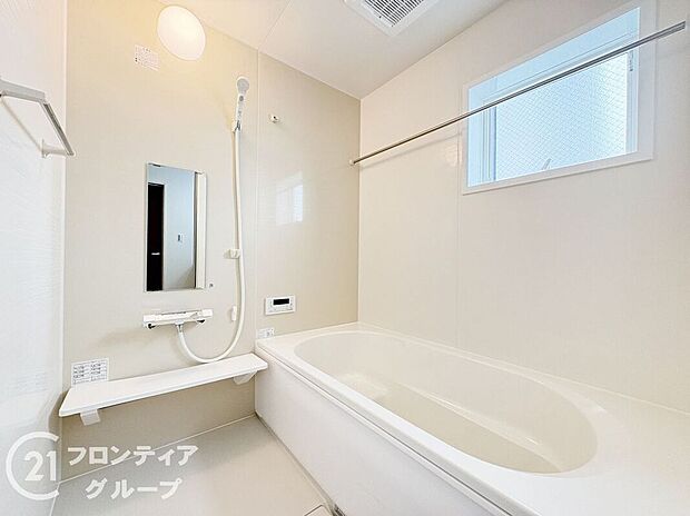 浴槽は環境にやさしい節水タイプを採用。浴槽内ステップで半身浴や親子入浴も楽しめるので、毎日のバスタイムをエコで素敵に演出してくれる小窓付きの浴室です