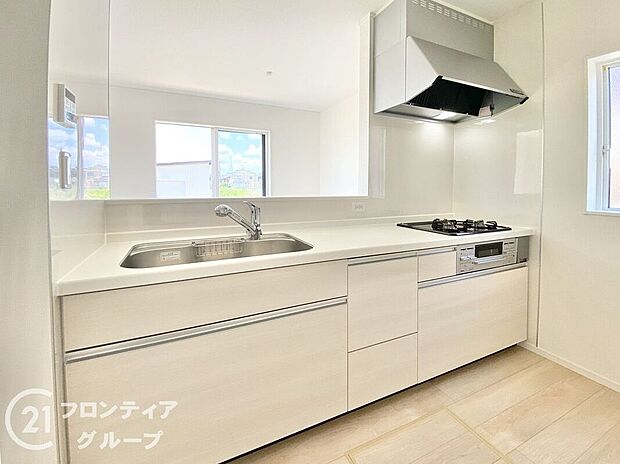 システムキッチンは、効率的な動線と収納力を兼ね備えた理想的な空間。スタイリッシュなデザインで、機能性と美しさを兼ね備え、どんなインテリアにも合わせやすく、毎日の料理を快適にサポートします。