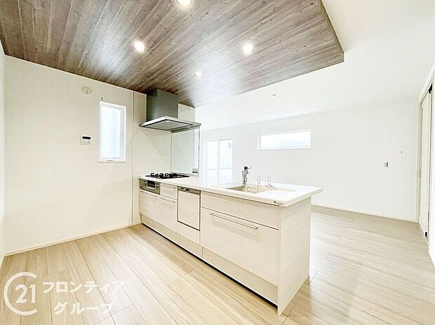 モダンなデザインが特徴のキッチンは、広々としたカウンターと豊富な収納スペースが魅力。毎日の料理が楽しくなるような機能的な空間で、使いやすさと清潔感を兼ね備えています。掃除もしやすく、常に快適です。