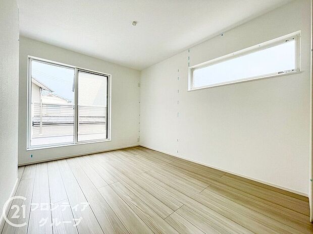 落ち着いた色合いとシンプルな内装が魅力の寝室。ゆとりある空間で家具の配置もしやすく、快適な眠りとリラックスタイムを演出します。採光や通風も良好で、一日の疲れを癒す理想のプライベート空間です。