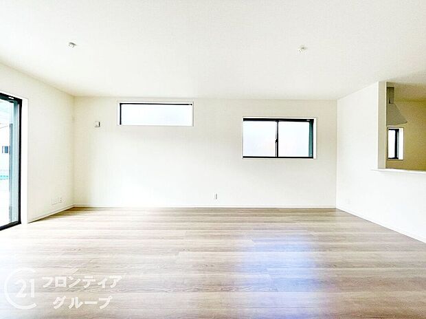 LDKには大きな窓からたくさんの光が入り、明るく、開放的な空間を演出してくれます。お友達が遊びに来た時も自慢のリビングになりますね!