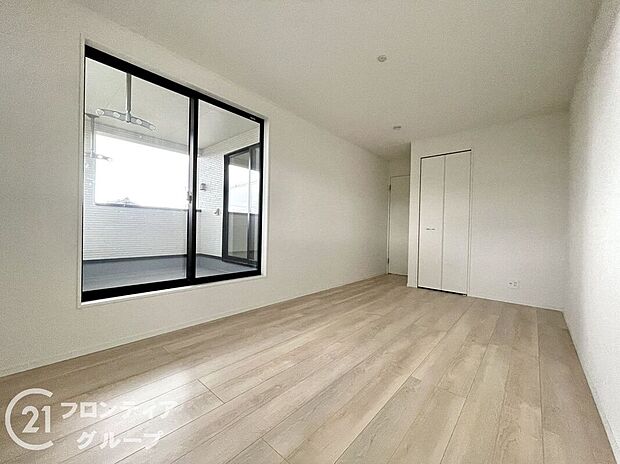 外壁は、汚れにくくメンテナンスのしやすいサイディング材を採用!色あせや日焼けが目立ちにくく、メンテナンス費用も軽減できます。また、ひび割れや破損に強いので安心してお住まいして頂けますね。