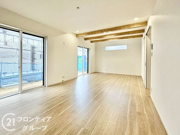 開放的なリビングは家族がくつろげるゆったりとした空間。大きな窓からは自然光が降り注ぎ、明るく温かな雰囲気を作り出します。日常の疲れを癒す、心地よい空間が広がっており、リラックスできる時間を提供します。