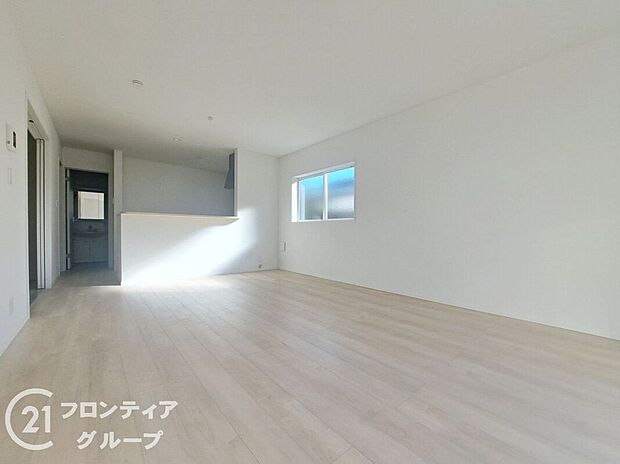 LDKには大きな窓からたくさんの光が入り、明るく、開放的な空間を演出してくれます。お友達が遊びに来た時も自慢のリビングになりますね!