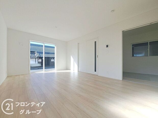 フローリングは、日常生活で床材の受ける様々な傷や、温度・湿度変化によるひび割れの発生を大幅に抑える特殊加工を施工済みです!